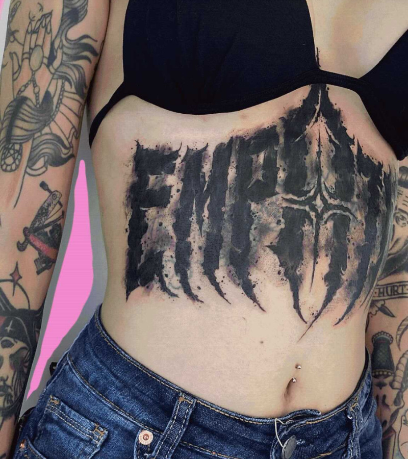 Lettering Empathy no abdômen